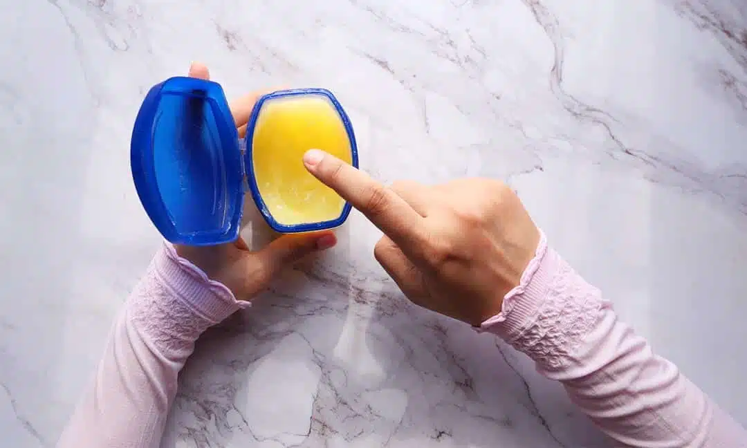 Pot de vaseline posé sur une table de salle de bain