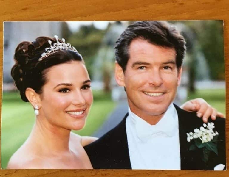 Pierce Brosnan et son épouse Keely Shaye Smith se tenant la main