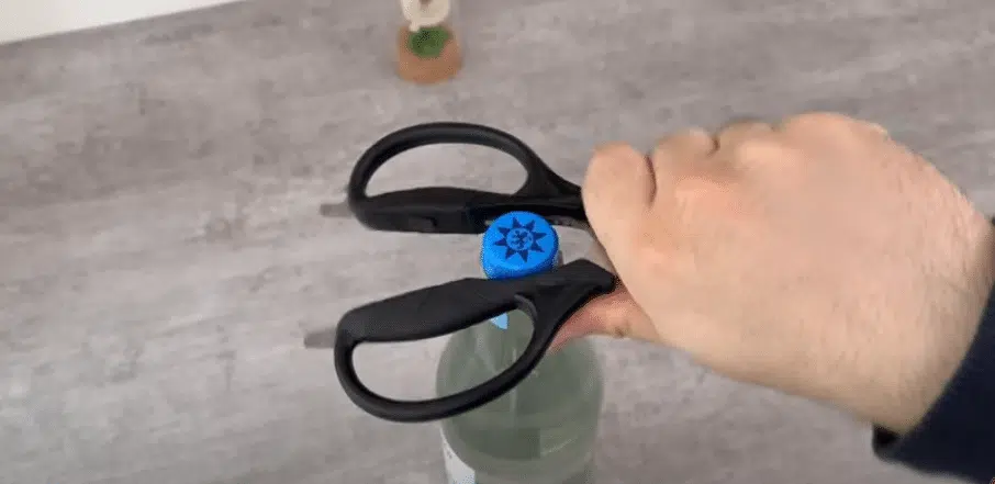 Ouvrir un bocal avec des ciseaux