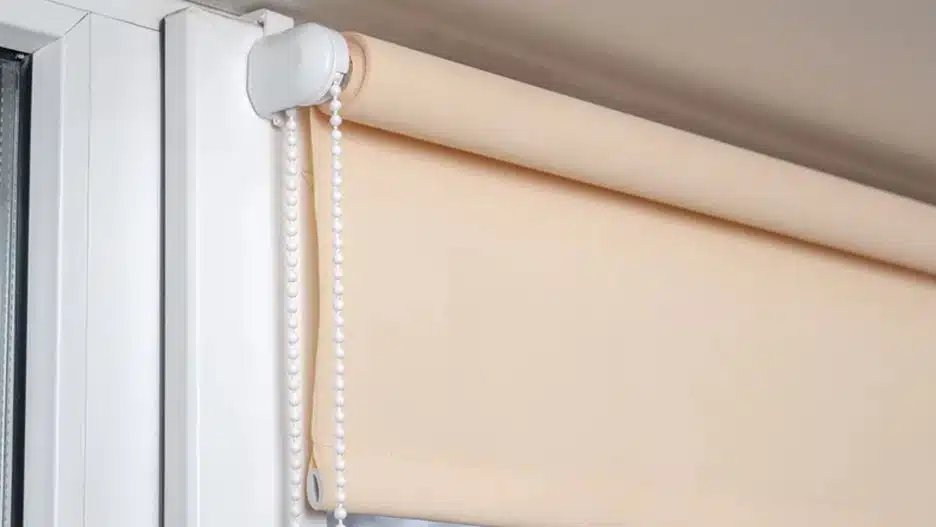 Store enrouleur légèrement poussiéreux laissant passer la lumière