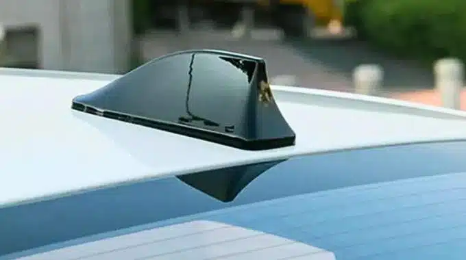 Détail aileron de requin sur véhicule moderne
