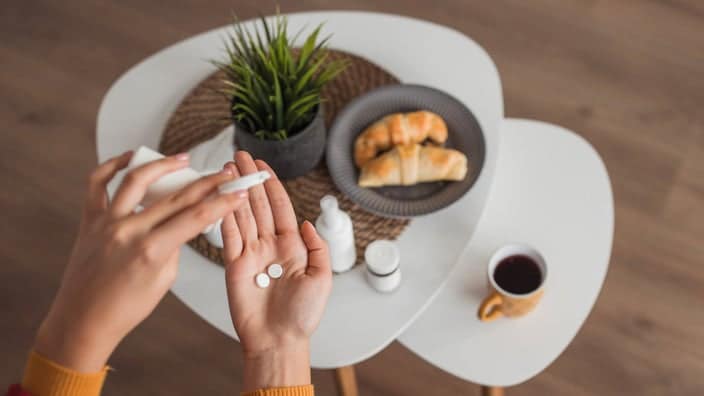 Médicaments sur une table