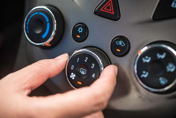 Ajuster le climatiseur de la voiture 