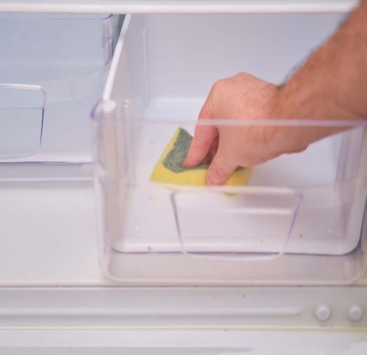 Mettre une éponge au réfrigérateur – source : spm