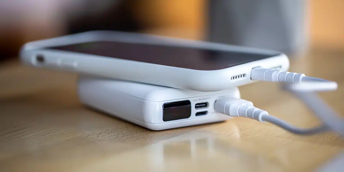 Personne rechargeant son smartphone de manière optimale