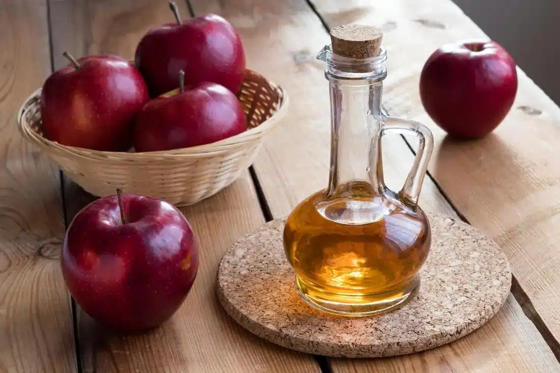 Bouteille de vinaigre de cidre posée sur une table