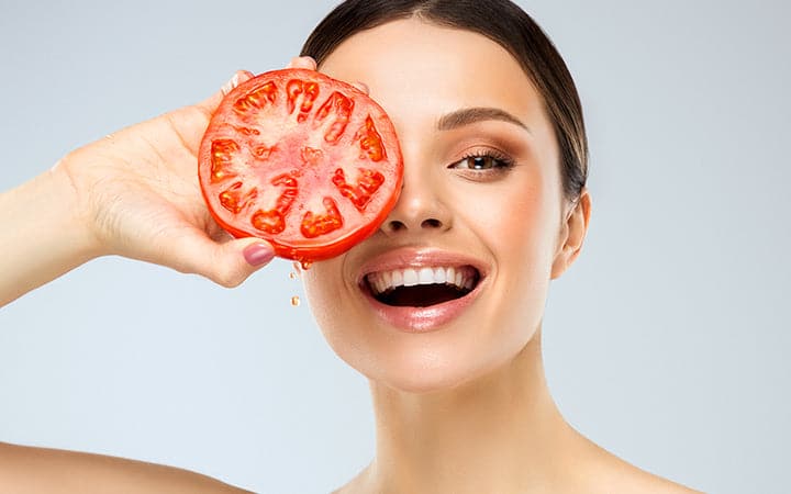 Application de tomate sur le visage