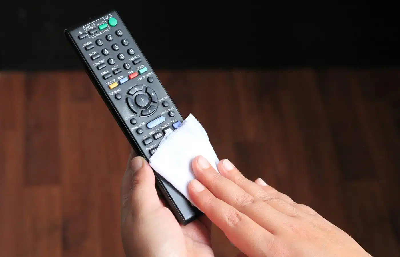 Personne nettoyant un écran de télévision