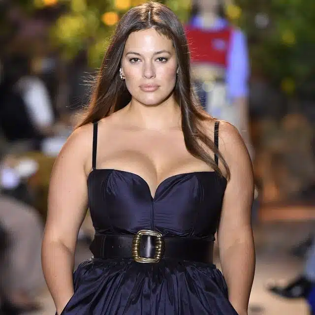 Ashley Graham, modèle aux formes généreuses, souriante et confiante