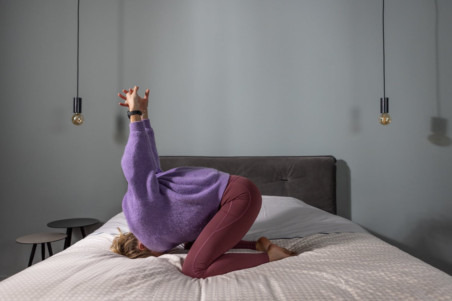 Femme s’étirant avant de dormir