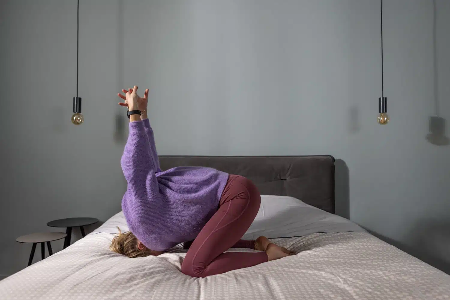 Femme s’étirant avant de dormir