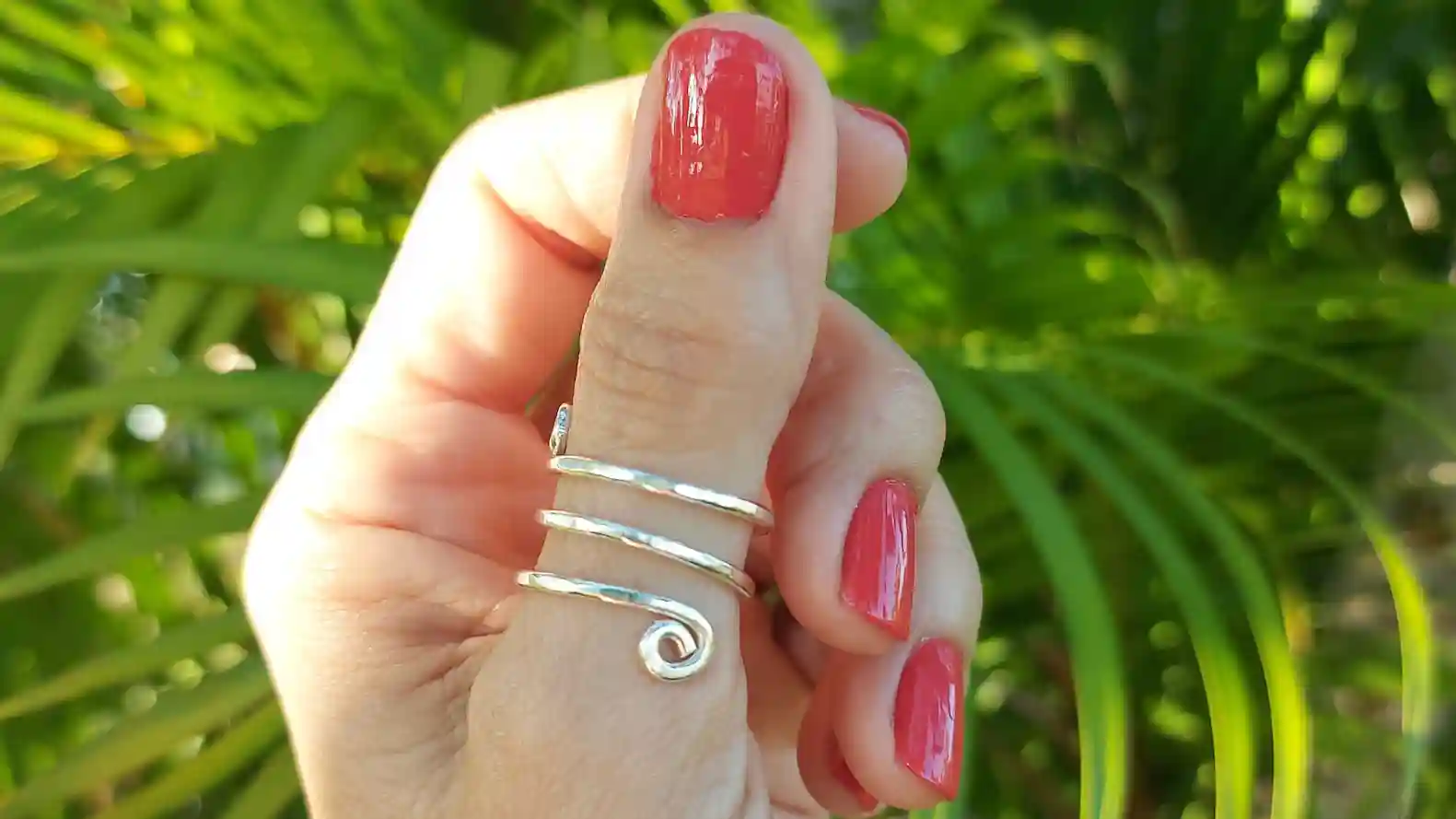 Bague ancienne portée au pouce
