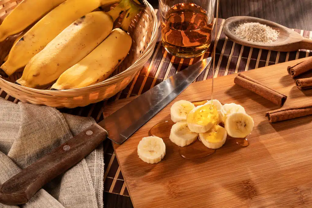 Des bananes coupées en rondelles avec de la cannelle et du miel