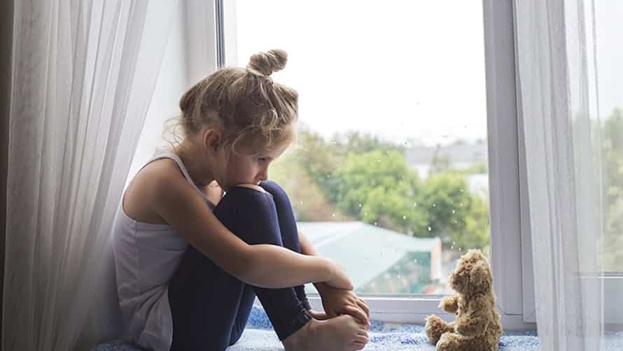 Enfant tenant un secret