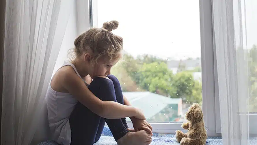 Enfant tenant un secret