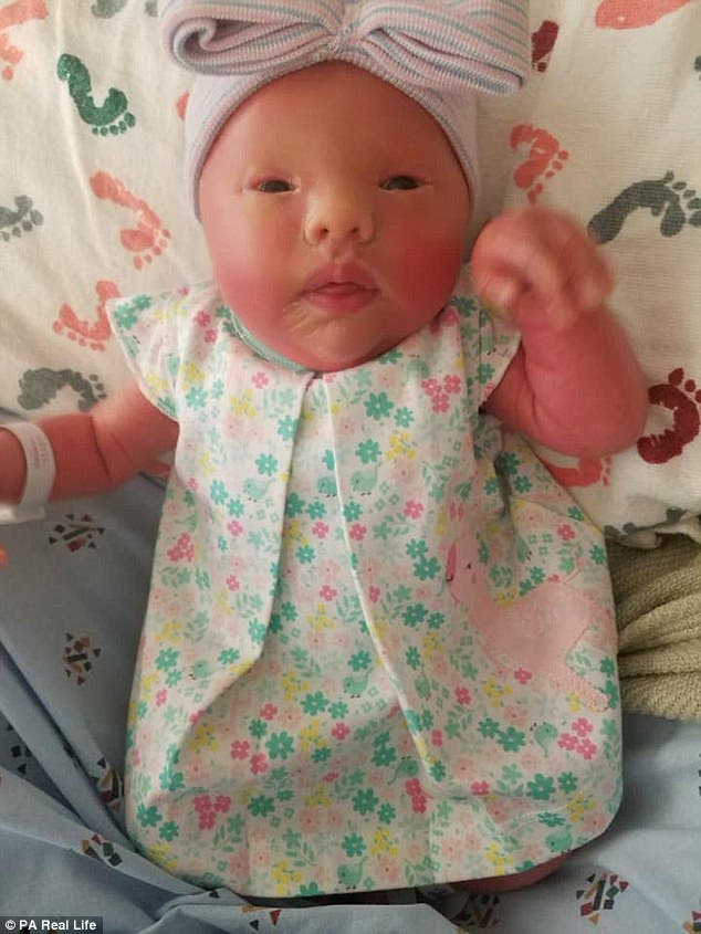 Une mère lave son bébé d'un an avec de l'eau de Javel