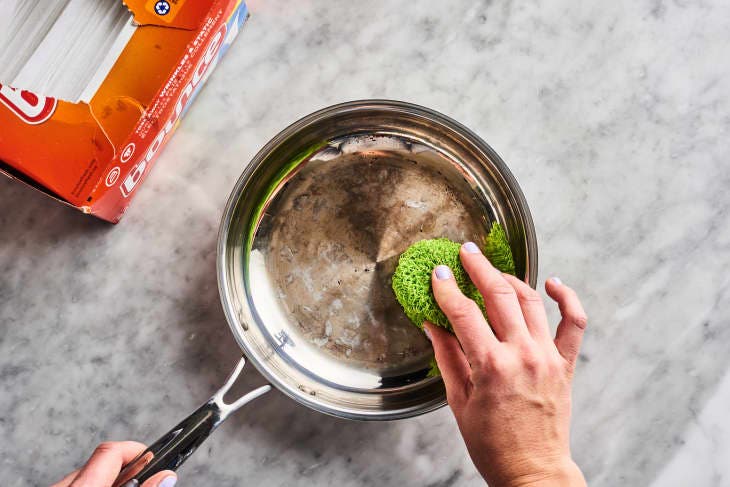 Éliminer la saleté des casseroles. source : the kitchn