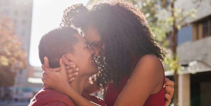 Couple serein s'embrassant