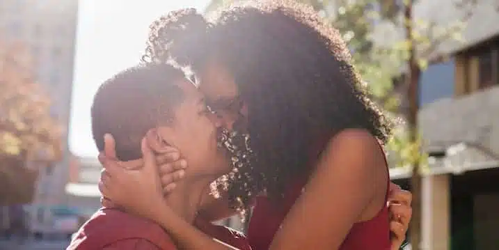 Couple serein s'embrassant