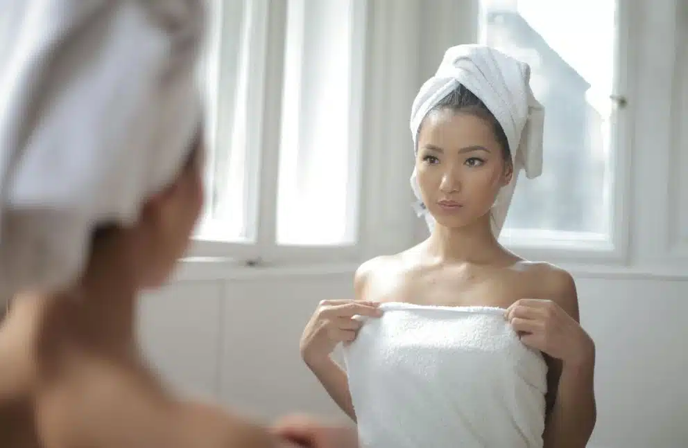 Femme tenant une serviette de bain