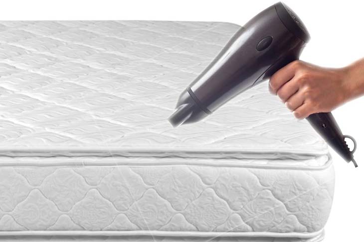 Sécher le matelas à l’aide d’un sèche-cheveux - source : spm
