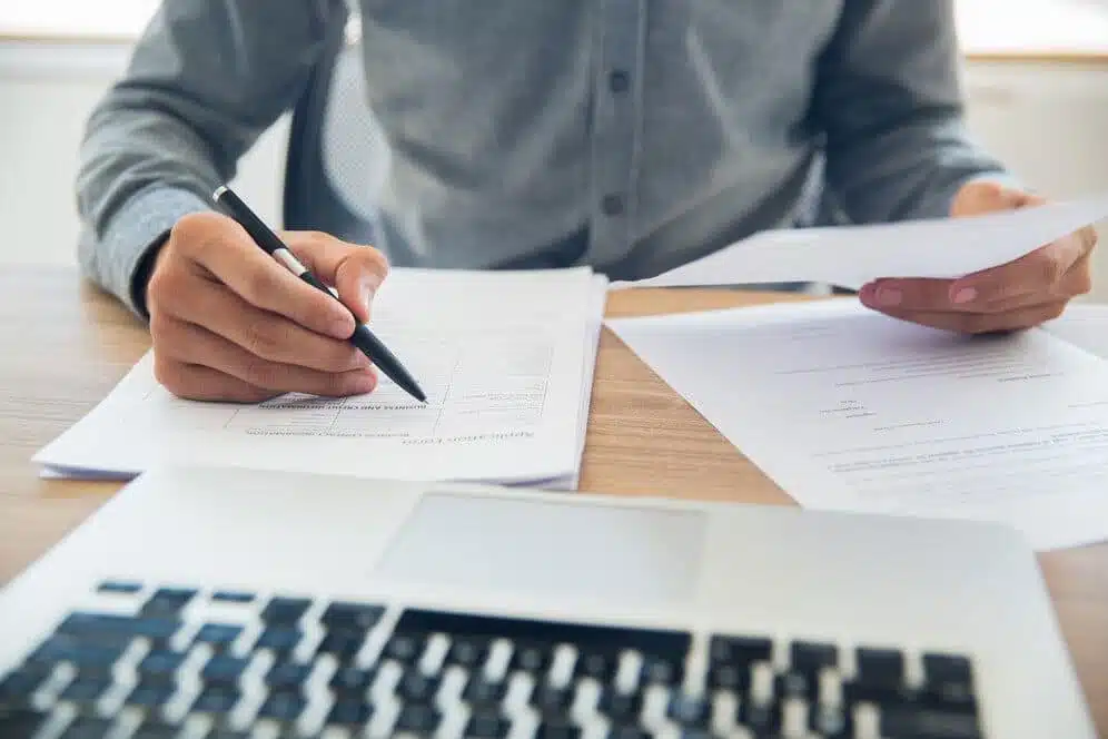 Notaire examinant des documents importants