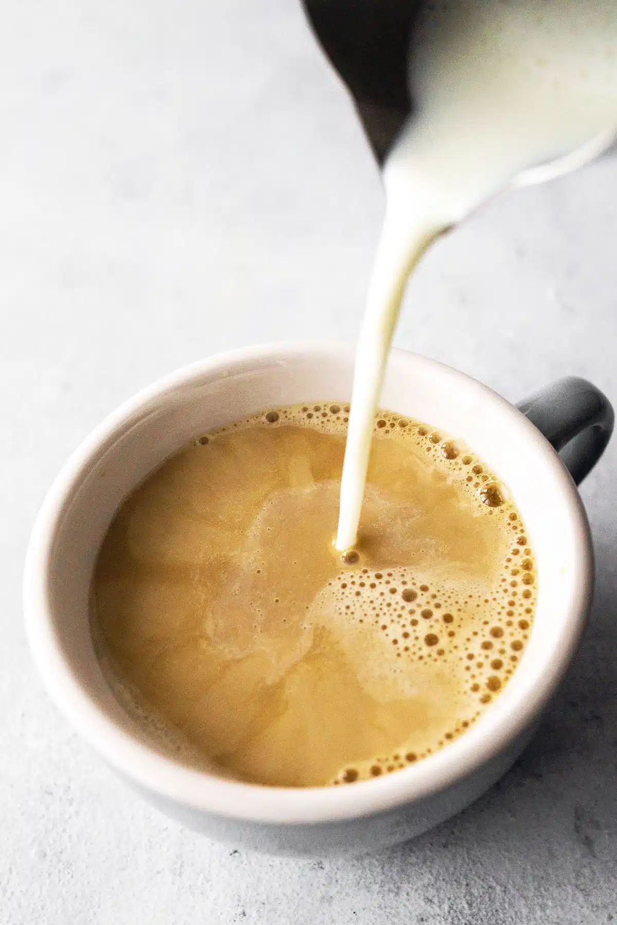Café au lait mousseux dans une tasse en céramique