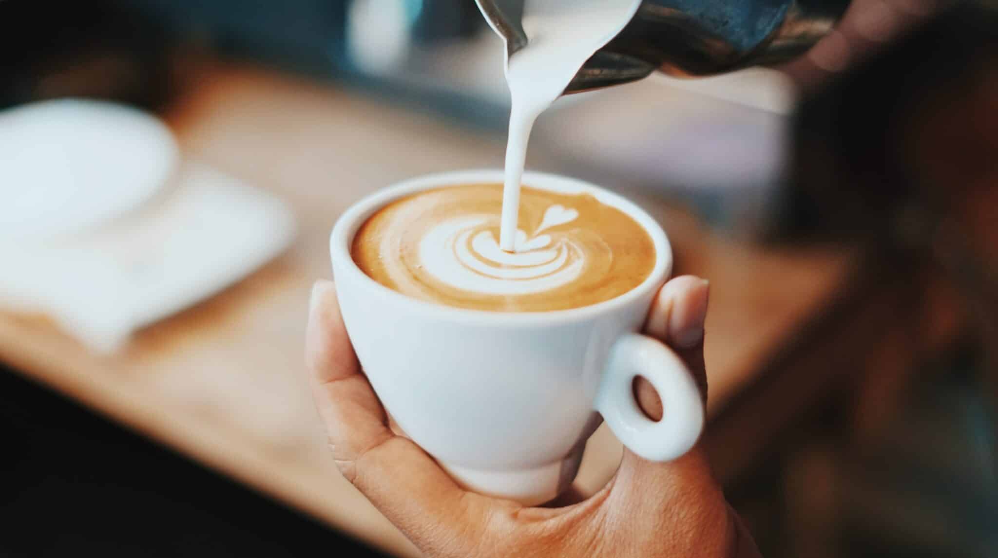 Une tasse de café au lait crémeux