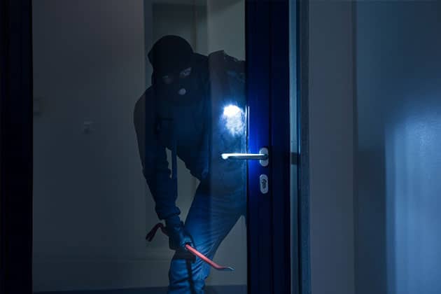 Porte fracturée lors d'un cambriolage