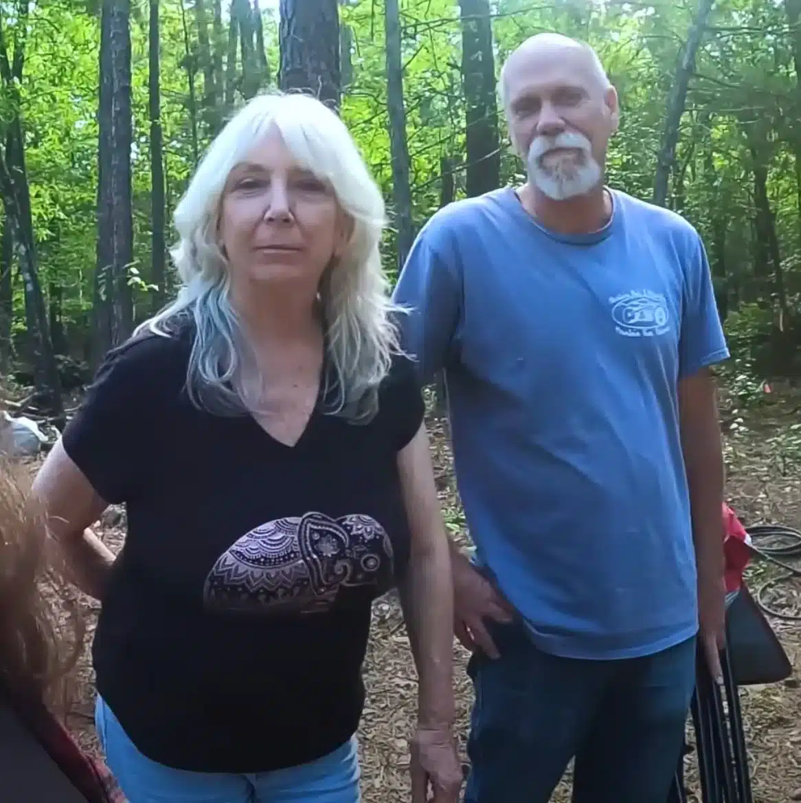 Mama V dans son jardin potager