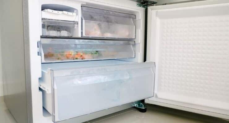 Intérieur d'un congélateur propre et bien organisé, sans givre apparent