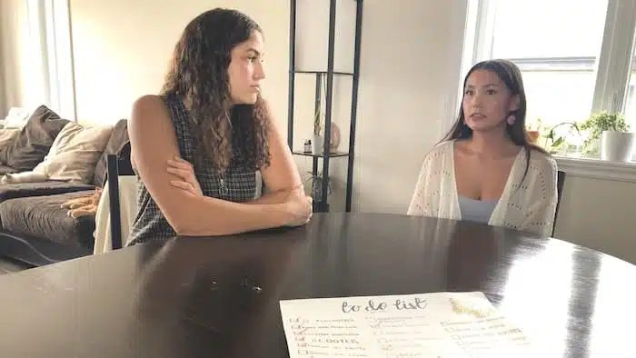 Deux sœurs en conversation intime