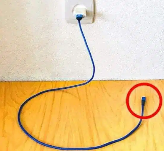 Chargeur branché dans une prise murale