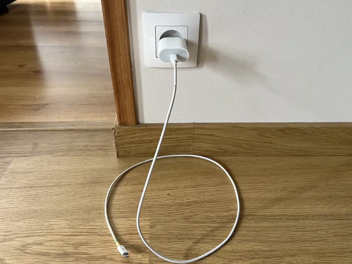 Chargeur branché dans une prise murale
