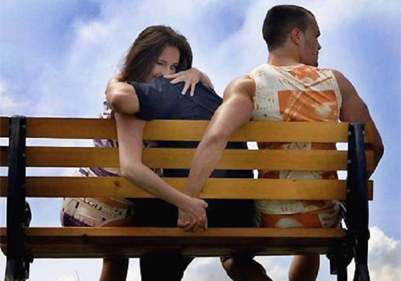 Couple partageant un moment complice