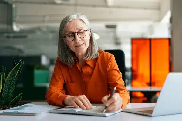 Femme apprenant une nouvelle compétence