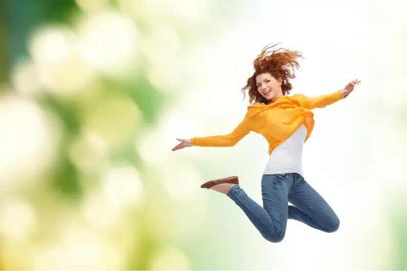 Jeune femme sautant de joie