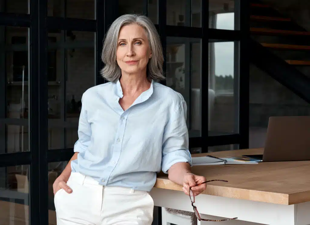 Femme cadre dynamique de 60 ans