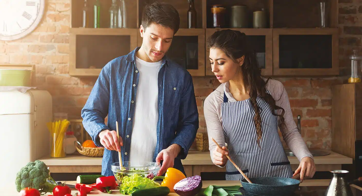 Couple cuisinant sans interaction