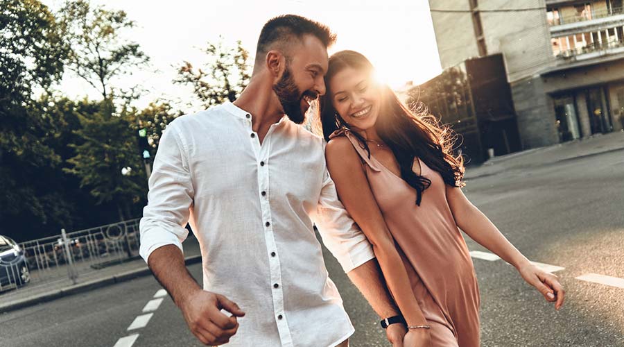 Couple se regardant avec complicité