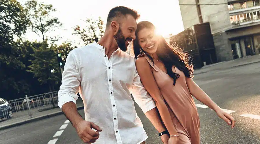 Couple se regardant avec complicité