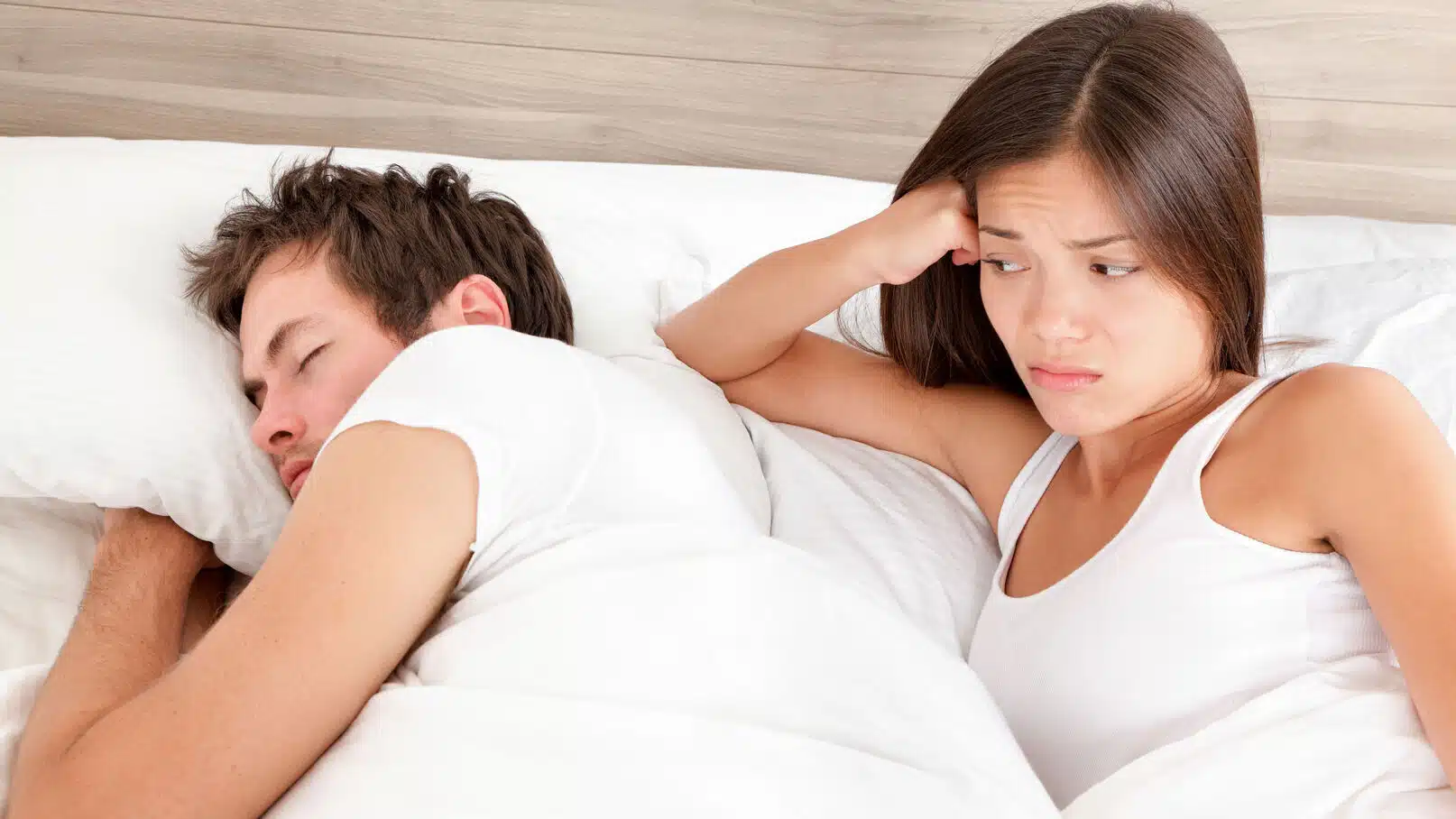 Couple distant assis côte à côte