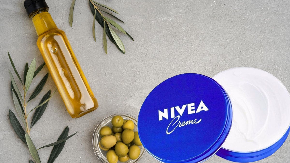 Mains mélangeant de la crème Nivea et de l'huile d'olive dans un bol