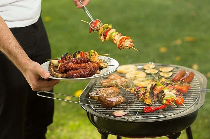 Griller de la viande au barbecue – spm