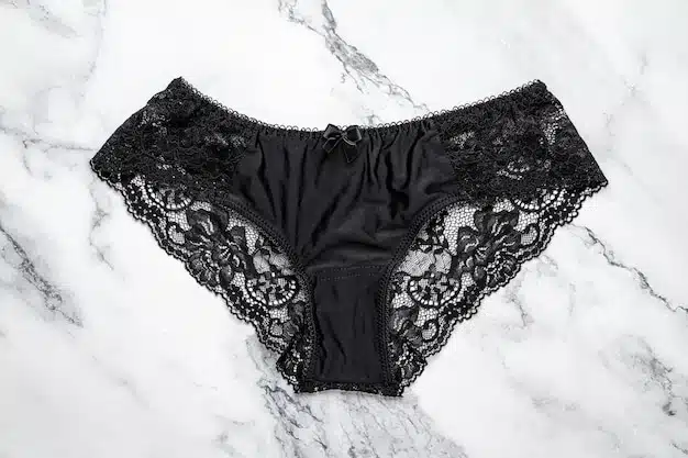 Culotte en soie noire avec dentelle sur fond marbré