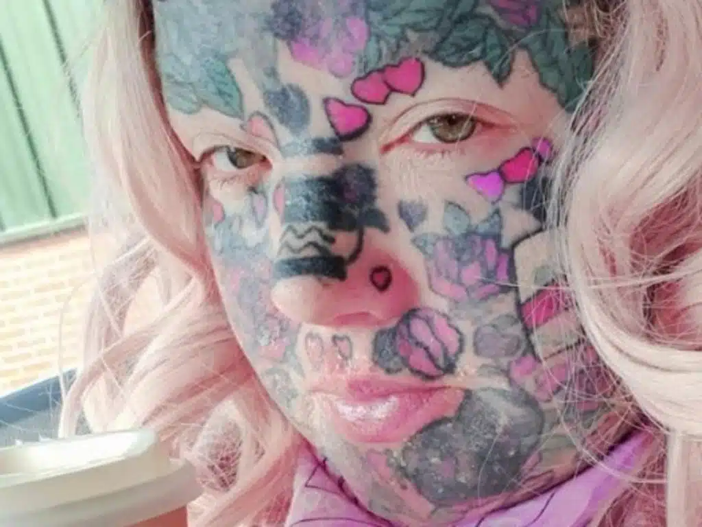 Melissa Sloan montrant ses tatouages