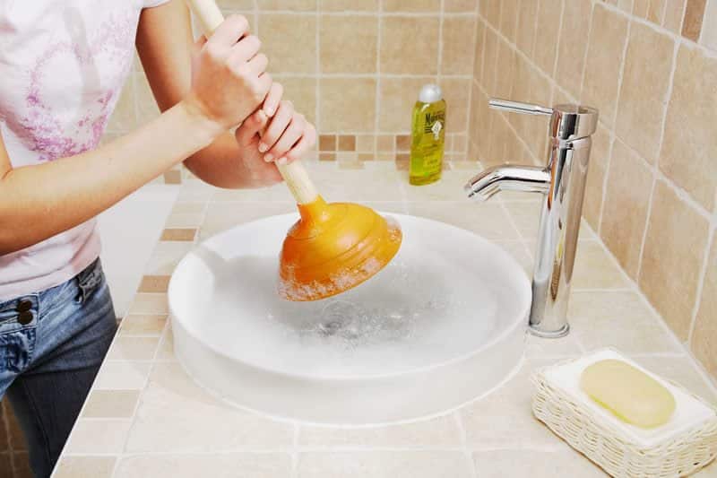 Ventouse posée sur un évier bouché