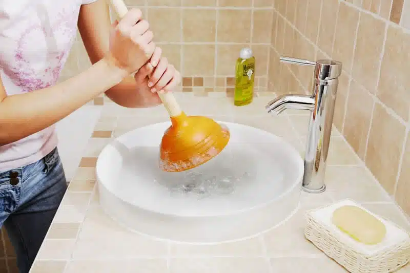 Ventouse posée sur un évier bouché