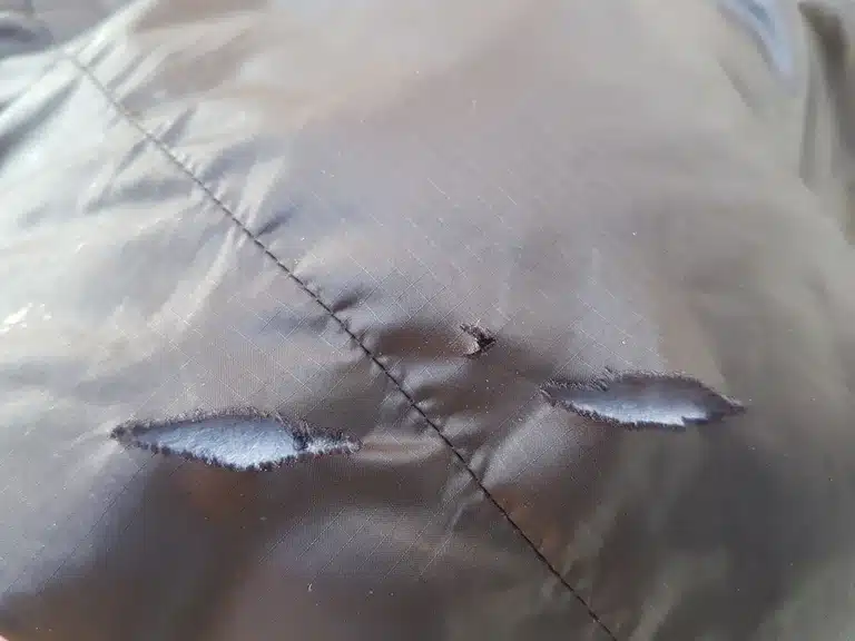 Détail d'une déchirure sur une doudoune