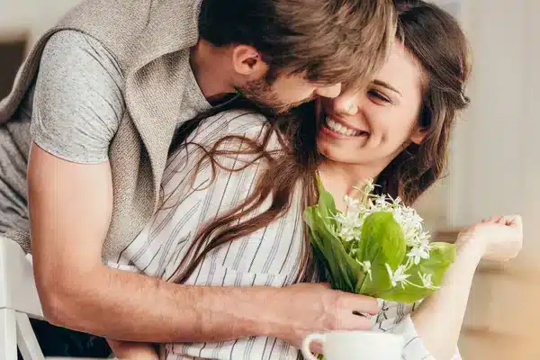 Couple échangeant un tendre moment avec des fleurs